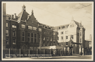 606395 Gezicht op de hoofdingang van het Stads- en Academisch Ziekenhuis (Catharijnesingel 101) te Utrecht.